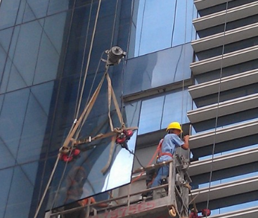 建筑幕墻施工安全防護措施（建筑幕墻施工的特點）